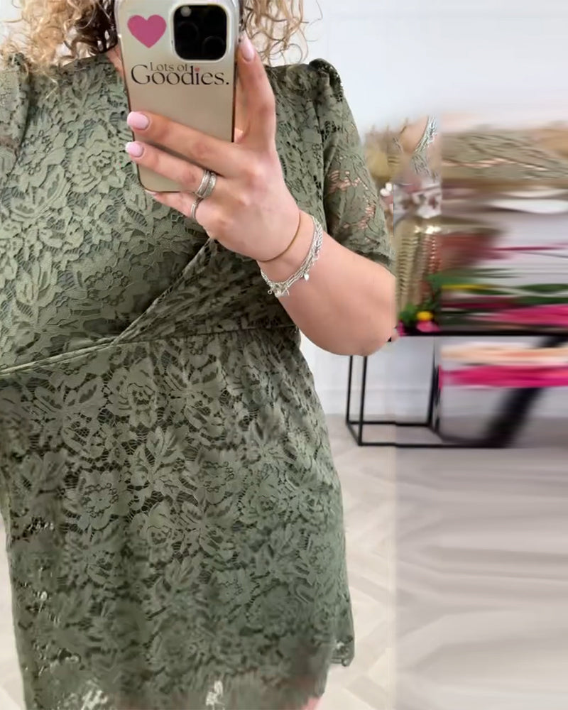 Karla™ – V-ringad Klänning med Spets