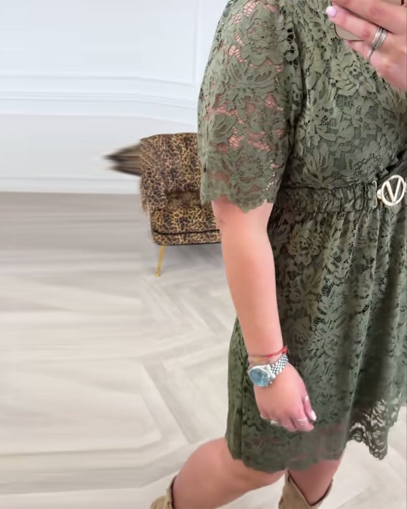 Karla™ – V-ringad Klänning med Spets