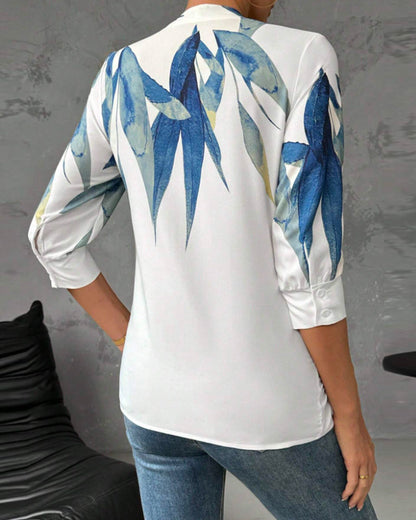 Nathalie™ – Mönstrad Blus med V-ringning