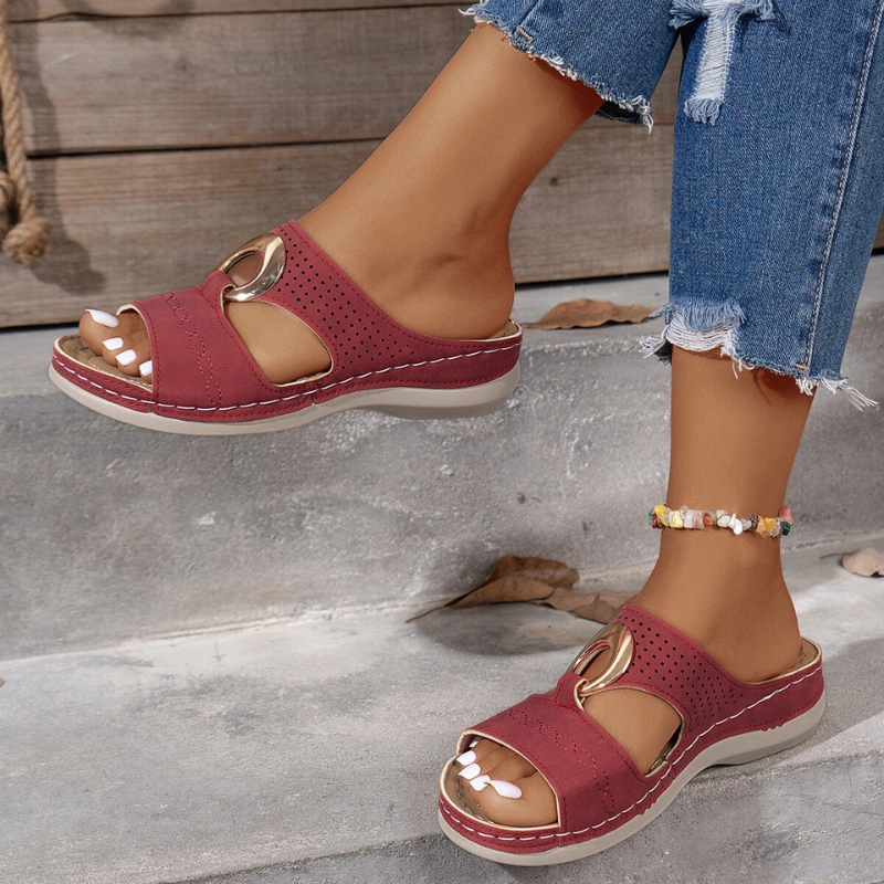 Erika™ – Retro Kilklack Sandaler med Utskurna Detaljer