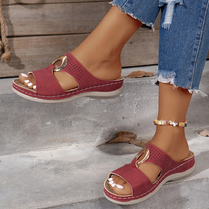 Erika™ – Retro Kilklack Sandaler med Utskurna Detaljer