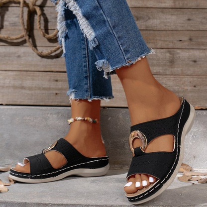 Erika™ – Retro Kilklack Sandaler med Utskurna Detaljer