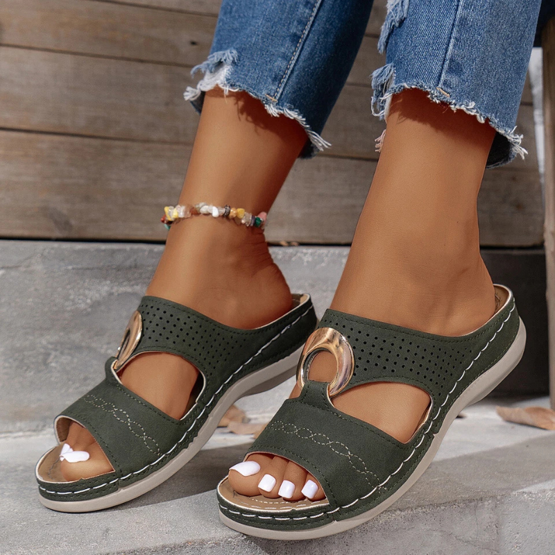 Erika™ – Retro Kilklack Sandaler med Utskurna Detaljer