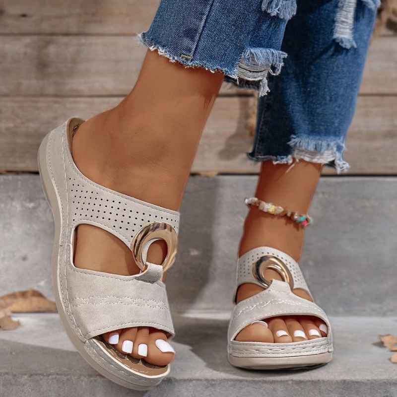 Erika™ – Retro Kilklack Sandaler med Utskurna Detaljer