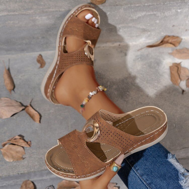 Erika™ – Retro Kilklack Sandaler med Utskurna Detaljer