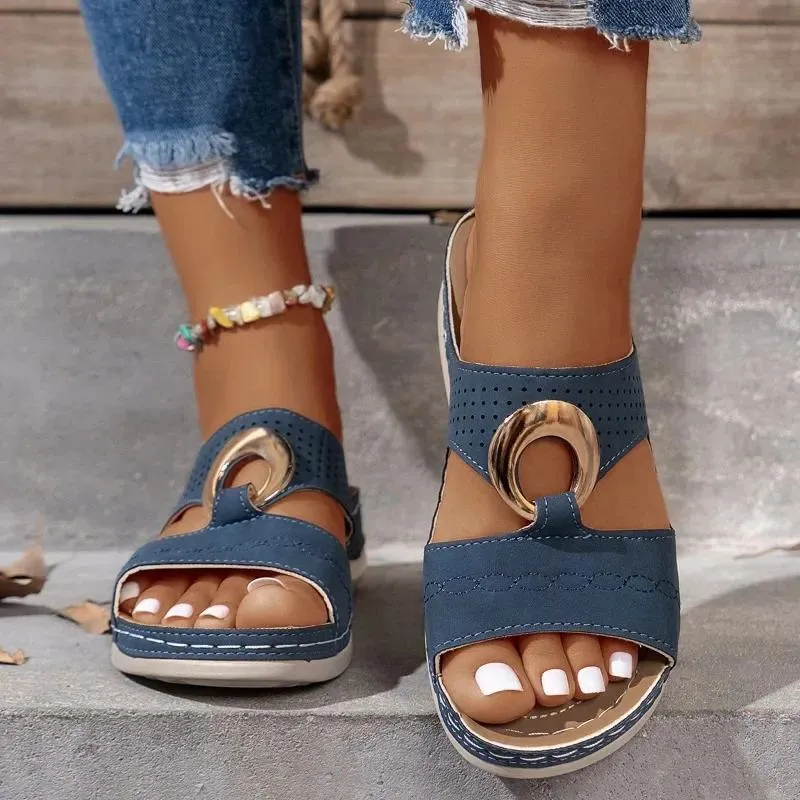 Erika™ – Retro Kilklack Sandaler med Utskurna Detaljer