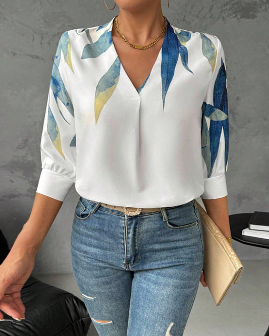 Nathalie™ – Mönstrad Blus med V-ringning