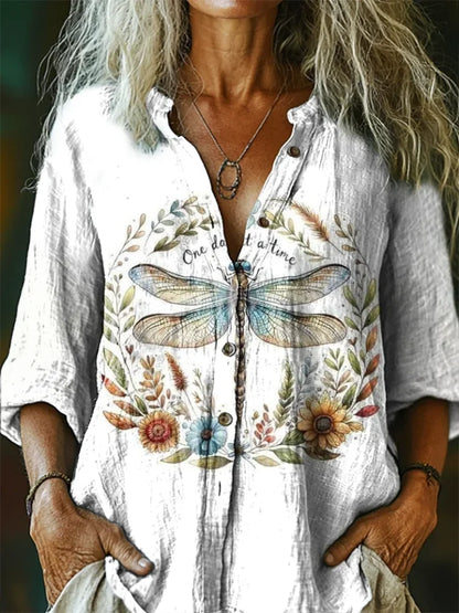 Patricia™ – T-shirt med Trollslända och V-ringning för Dam