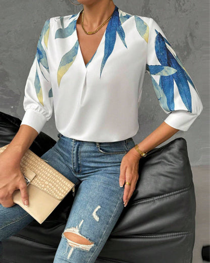 Nathalie™ – Mönstrad Blus med V-ringning